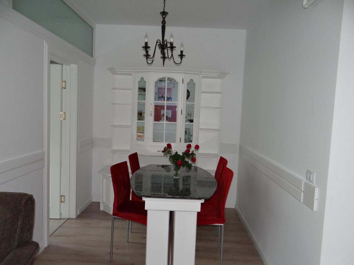 Apartament De Lux White&Red Suceava Exterior foto